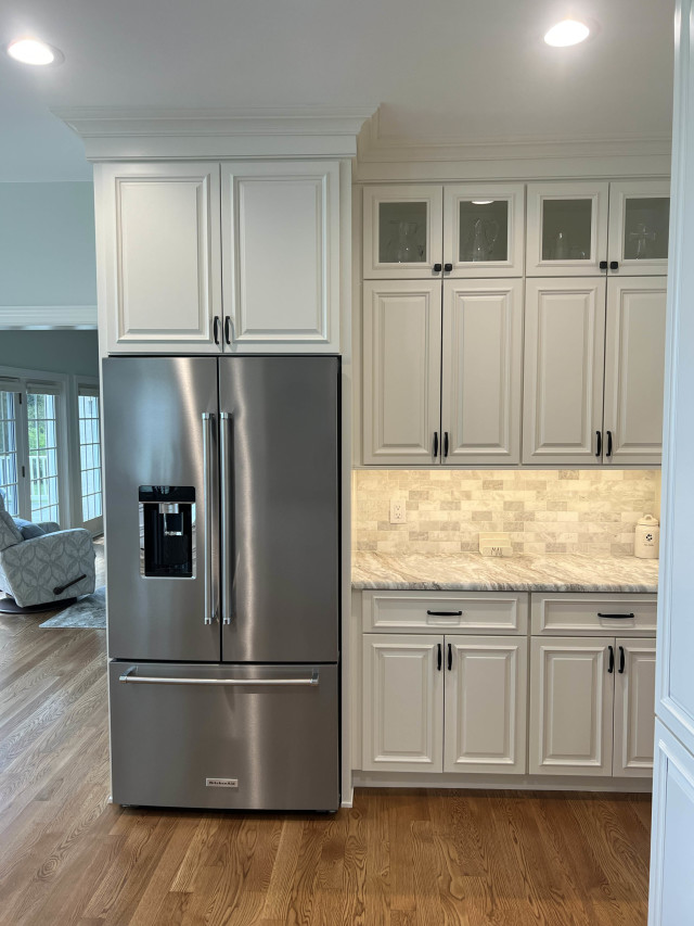 Under-Cabinet and Recessed Lighting
New under-cabinet lighting enhances functionality, while recessed ceiling fixtures provide even illumination. These additions brighten the workspace and highlight the texture of the backsplash.