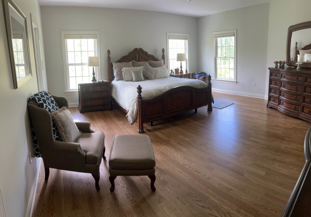 Bedroom View with Refinished Floors
We replaced the carpet with hardwood flooring to achieve a cleaner, more polished look that flows seamlessly into the adjacent spaces.