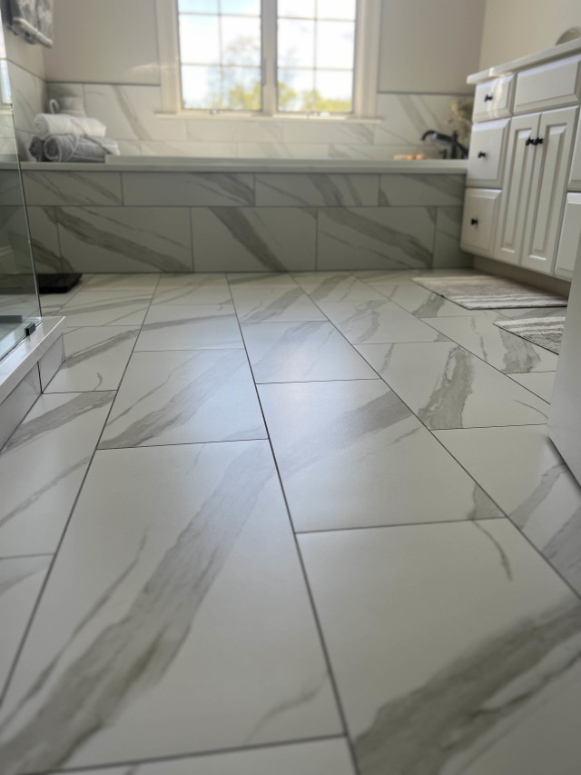 Open Bathroom Layout with Large-Format Tile Flooring
We used large tiles on the floor to create a sleek, uninterrupted look that enhances the sense of space.