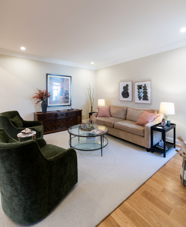 Smooth Tile-to-Wood Flooring Transition
We integrated the hardwood and bathroom tile flooring for a seamless transition, ensuring the spaces feel unified.