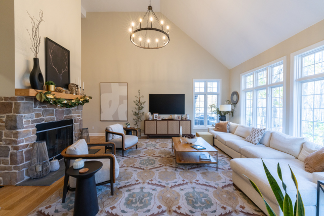 Island with Granite Countertop
The enlarged island was custom-built to provide additional workspace and seating. Granite countertops add both elegance and durability, while detailed paneling enhances its integration into the overall design.