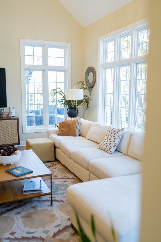 Refrigerator Nook and Glass Cabinets
The built-in refrigerator space ensures a cohesive, clean aesthetic. Glass-front upper cabinets introduce a light, airy element, balancing practicality with display opportunities.