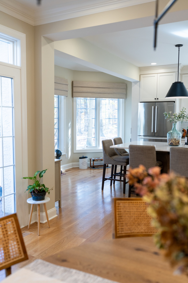 Refrigerator Nook and Glass Cabinets
The built-in refrigerator space ensures a cohesive, clean aesthetic. Glass-front upper cabinets introduce a light, airy element, balancing practicality with display opportunities.